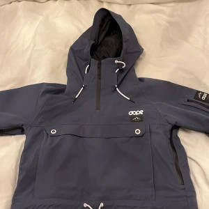 Dope annok W - Säljer nu min dope annok W. Den är i färgen metal blue som slutat säljas på hemsidan. Storlek S. Den är endast använd fåtal gånger och i jättebra skick. Jackan är fodrad och skön även de kyligare dagarna. Jackan har en stilren design med dragkedja och knappar framtill. Pris kan diskuteras!