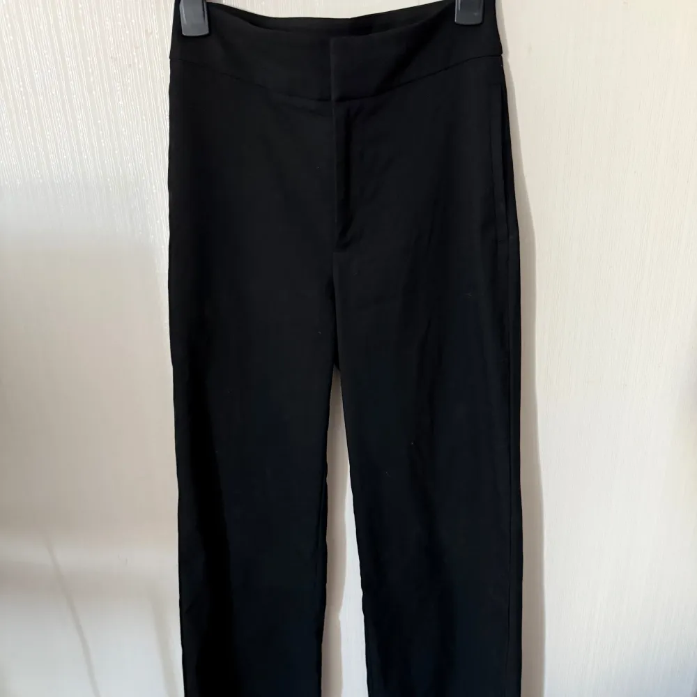 Snygga svarta byxor från Lindex med en stilren design. De är högmidjade och har en rak passform som ger en elegant look. Perfekta för en chic och minimalistisk stil.. Farkut & Housut.