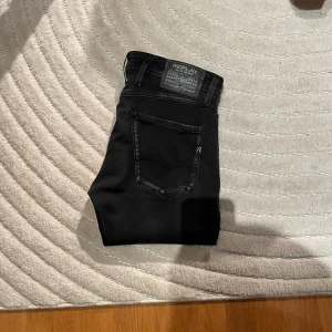 Replay Anbass - Ett par feta Replay jeans i modell Anbass. Skick 9/10. Nypris 1599kr, mitt pris 350kr. Skick 9/10. Storlek 30/32. Skriv vid minsta fundering!