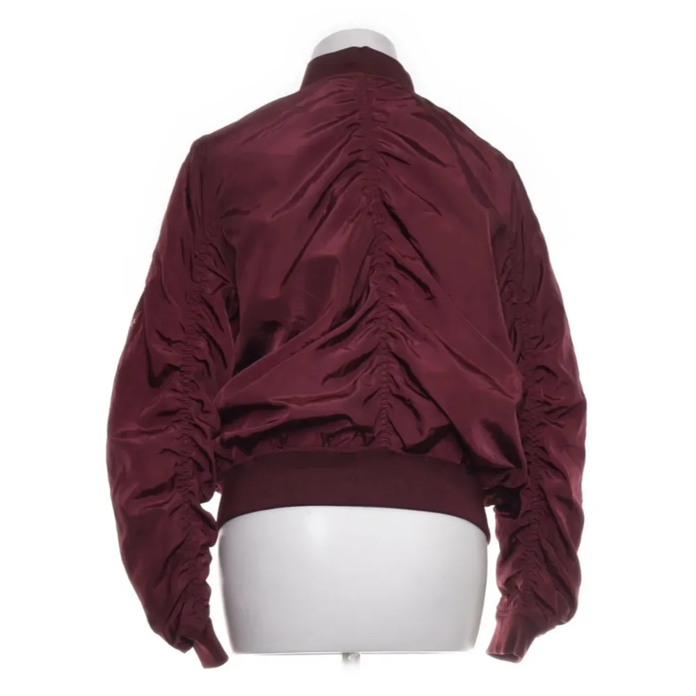 Snygg vinröd bomberjacka från Hva by Havana i 100% polyester. Säljer då den aldrig kom till användning!!. Takit.