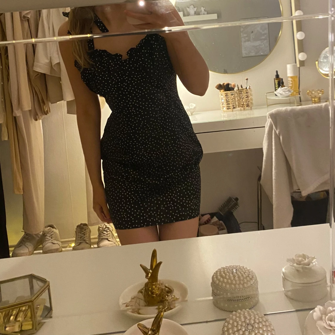 Svart prickig klänning - 1