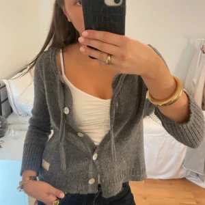 Grå kofta från Odd Molly - Säljer en snygg grå kofta från Odd Molly med broderad detalj på sidan. Koftan har långa ärmar och knappar framtill. Perfekt för en stilren look. Skriv för frågor! Kan tänka mig pris förhandling vid snabb affär 💗