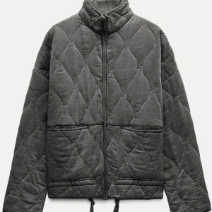 Grå Zara jacka - Grå jacka ifrån Zara i mycket bra skick! Använd ett fåtal gånger som passar perfekt till våren💞. Storleken är i L men jag är en storlek S och den passar mig, den blir lite oversize! Fråga om bild ifall du vill