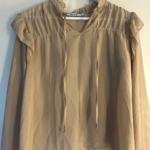 Superfin blus från NA-KD - Säljer en fin blus från NA-KD, jättefint skick men använder inte. Storlek 38!