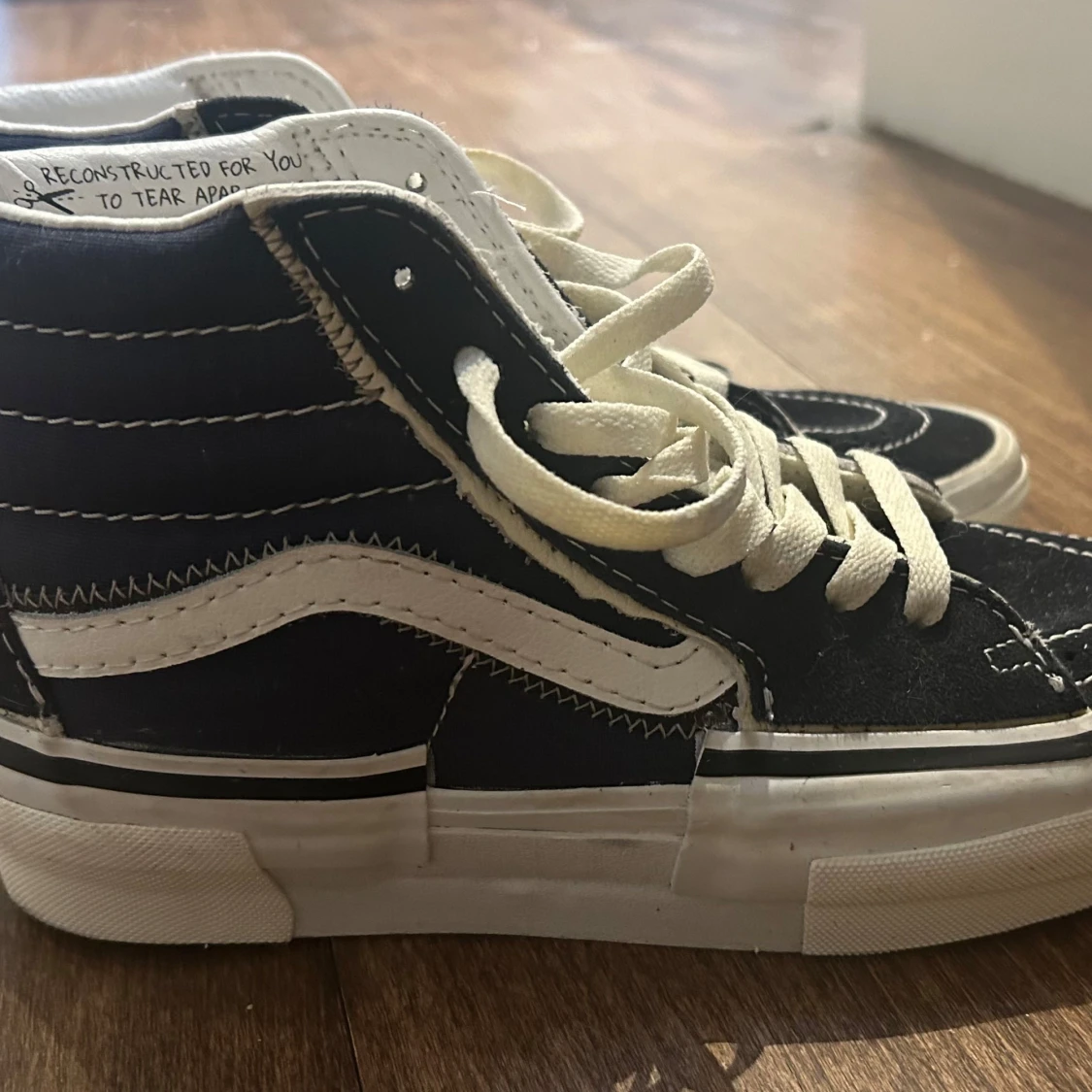 Marinblå vans med vit snörning - 1