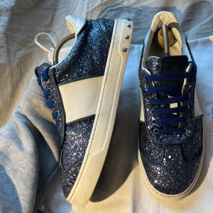 Glittriga valentino flycrews - Jättesnygga mörkblå glittriga valentino skor i storlek 38! Fint skick förutom att två nitar har ramlat av. 