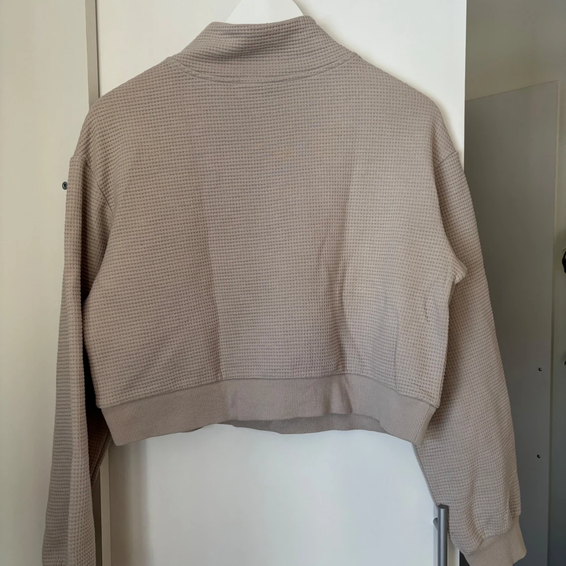 Beige croppad tröja med dragkedja - 1