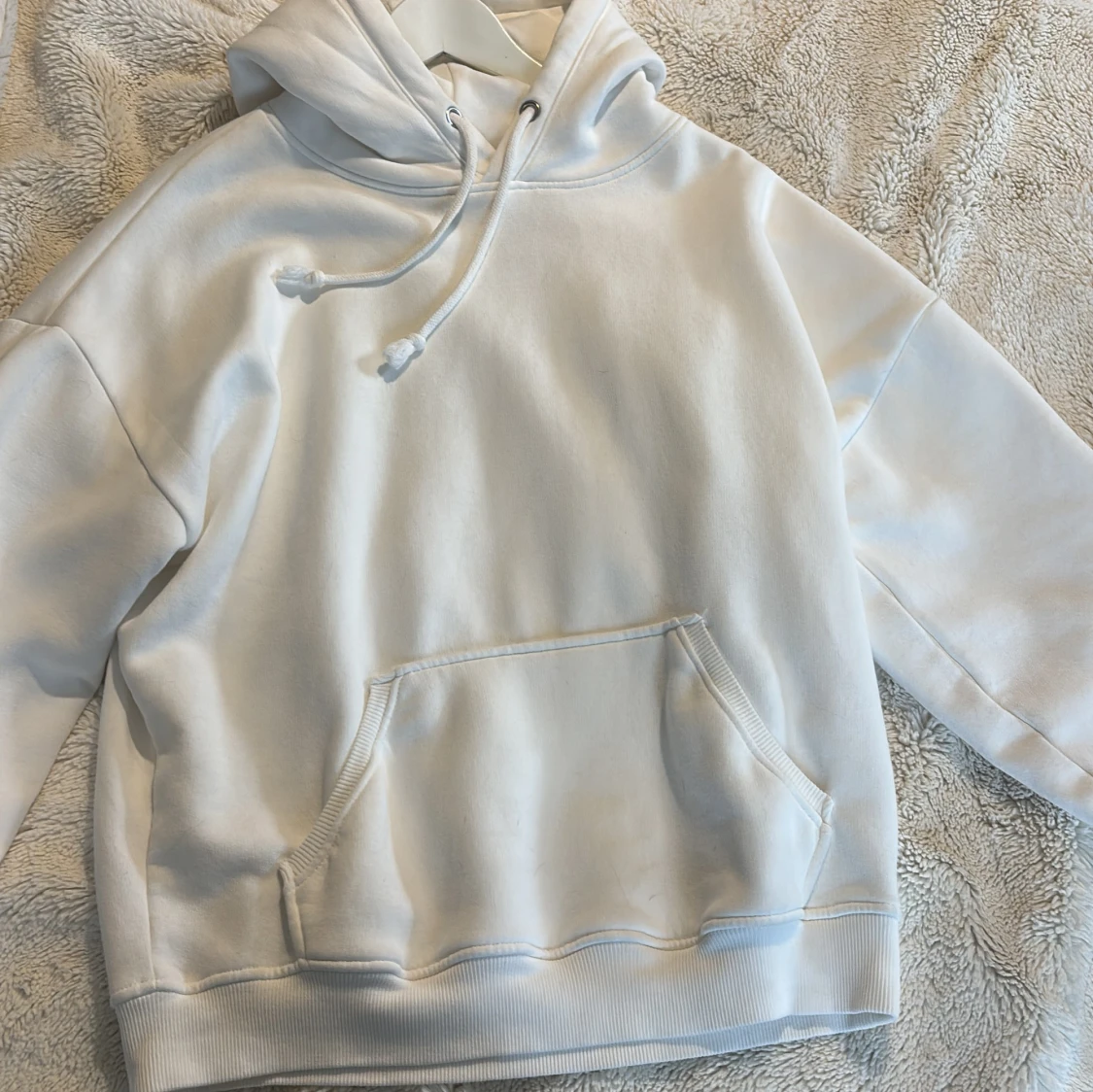 Vit hoodie med ficka