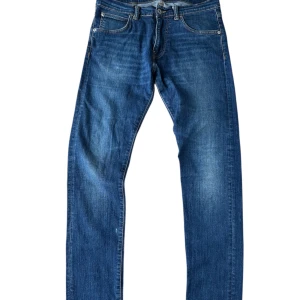 Edwin Jeans ED-85 Slim Tapered W30 L34 Japanese - Edwin Jeans ED-85 Slim Tapered jeans från Japan. Bra kvalitet och sköna. Tyvärr tre stycken små färgfläckar se bilder.   Midja 41 cm Längd 111 cm Lårvidd 26 cm Benöppning 15 cm Innerbenslängd 88 cm  Hör av dig om du har några funderingar.