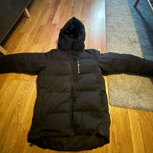 Svart jacka från sail racing - Säljer en svart jacka från sailracing som inte passar mig längre. Köptes förra vintern/hösten för 4000 och den har några små skador men inget stort. 2500 kr och den är din och kan gå lägre i pris vid snabb och smidig affär.