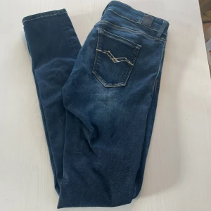 Mörkblå replay jeans  - Super snygga replay jeans! Skicket är super bra! (8/10). Kom privat för fler frågor 