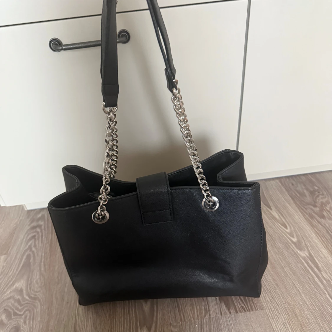 Svart axelväska från Valentino - 1