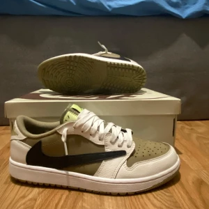 Travis Scott low golf skor - Någon som vill köpa dessa skor eller by-ta mot ett par Valentino open skor i 43-44. Skorna är använda få gånger. Size 44. Då funkar för golf o som ett par vanliga skor 