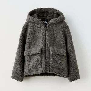 Grå teddyjacka från Zara - Mysig grå teddyjacka från Zara med huva och dragkedja. 