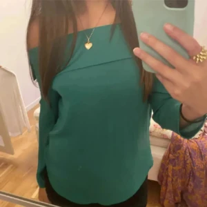 Blus - LÅNADE BILDER! En jätte fin tröja som tyvärr inte kommer till användning. Jätte elegant och passar till det mesta. Tveka inte att skriva om du har några frågor🫶🏼