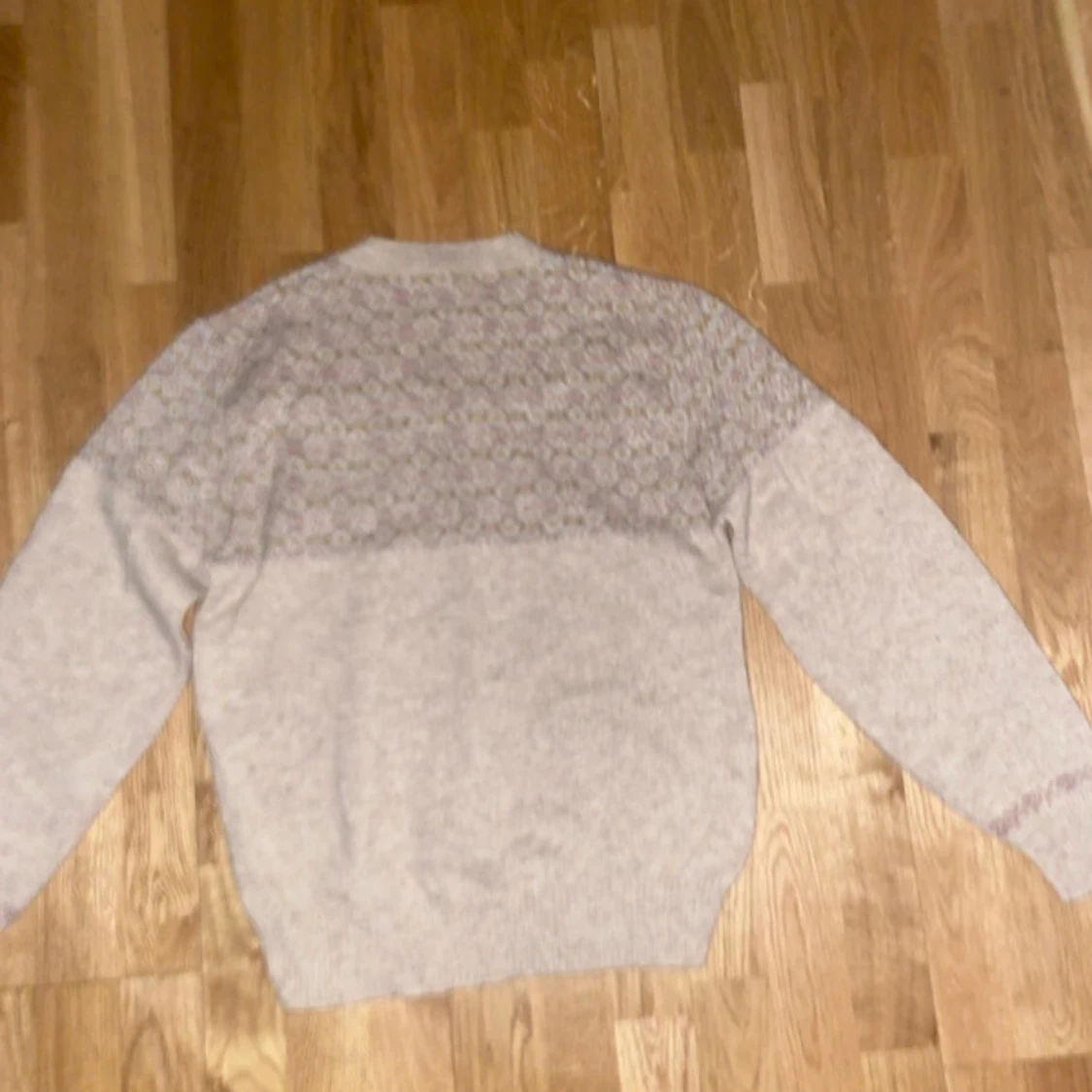 Beige stickad tröja med mönster - 3