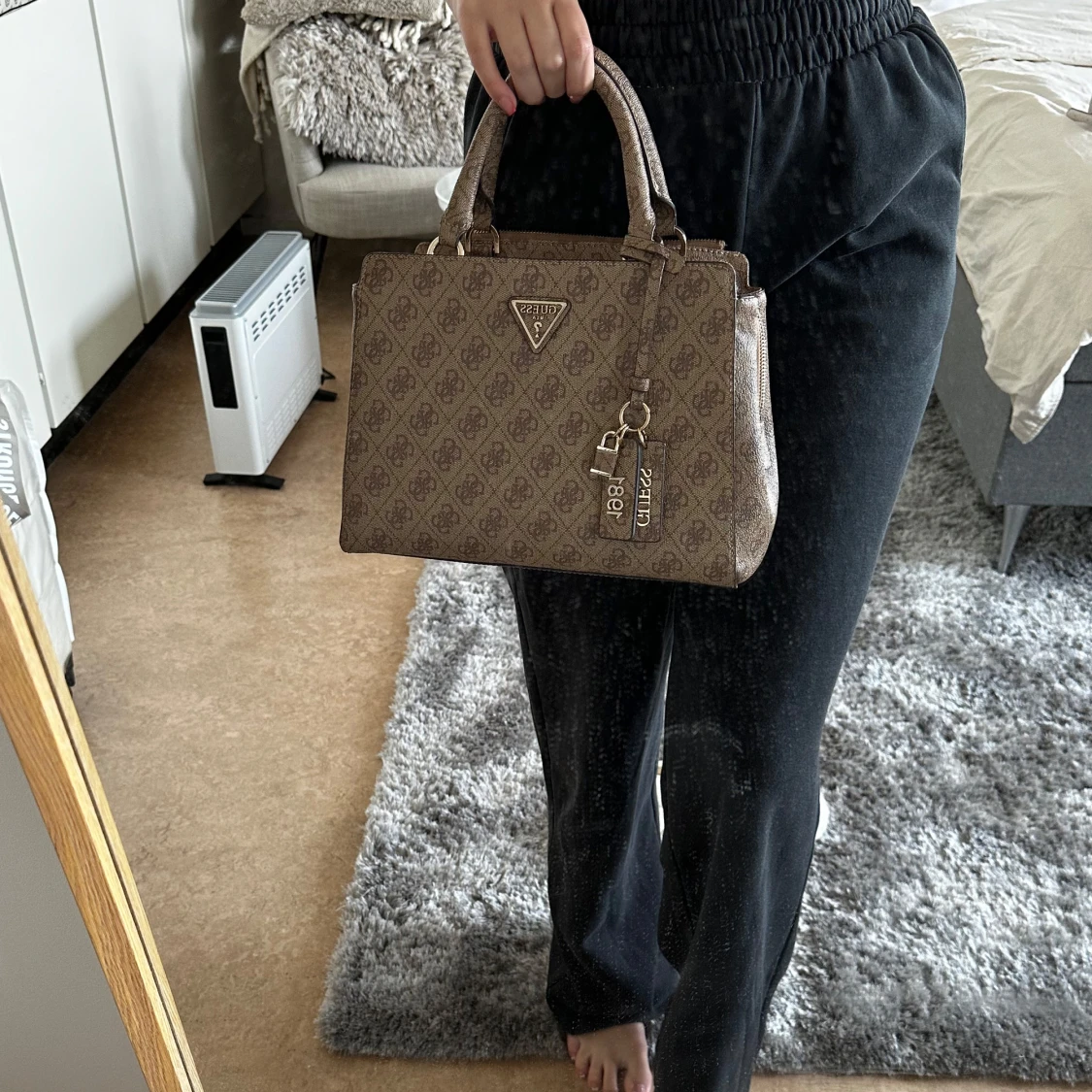 Brun handväska från Guess - 3