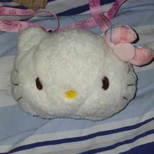 Hello kitty väska  - Fluffig hello kitty väska. Ganska liten, man får knappast plats med en mobil i den men ändå väldigt söt ^_^