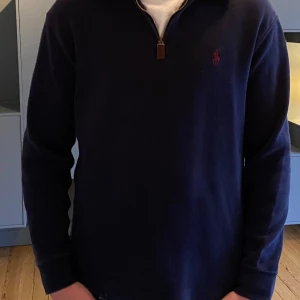 Mörkblå tröja från Polo Ralph Lauren - Säljer en ralph Laurent half zip. Tröjan är i stl Xs men passar även S. Tröjan är i jätte bra skick!