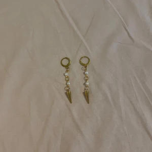 Amelia Guldörhängen  - Snygga guldörhängen!!