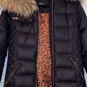 Svart rockandblue jacka  - Säljer en rockandblue jacka i storlek 38 med äkta päls, i bra skick har används några gånger. Säljer den för 3000 men priset kan diskuteras 