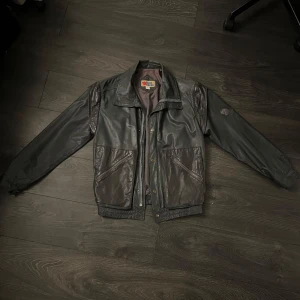 Fjällräven skinnjacka med avtagbar väst  - Blå/grå vintage skinn jacka 