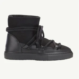 Inuikiis - Säljer dessa så snygga svarta inuikiis som jag köpte förra vintern på NK för 3200 kronor. Jag använde de under förra vintern men inte så mycket. De är fortfarande i bra skick. (Skriv för egna bilder) säljer då jag ska köpa ett par andra💓