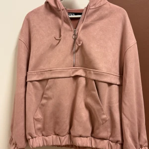 Rosa tjock hoodie från Zara🩷 - Säljer en supermysig rosa hoodie från Zara i storlek XS. Den har en halv dragkedja framtill och en stor ficka. materialet känns mjukt mot huden. Den kommer inte till användning☺️