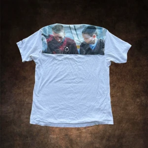 Raf Simons X Fred Perry T-Shirt - Riktigt snygg med fett graphic print på ryggen🔥 Svaga fläckar i armhålerna men inget som märks vid användning, försvinner förmodligen i tvätten👍XS men väldigt oversized så kan nog passa upp till M🙏