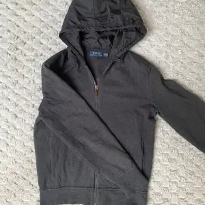 Säljer nu denna sjukt feta polo Ralph Lauren windbreaker i storlek,XS skick 8,5/10 Pris 1199kr snabb affär = bättre pris 