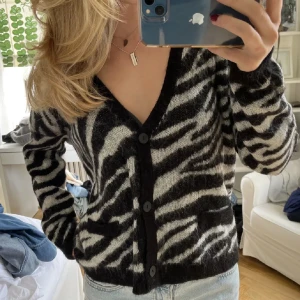 Stickad tröja i zebramönster  - Jätte fin stickad tröja i zebramönster!💞