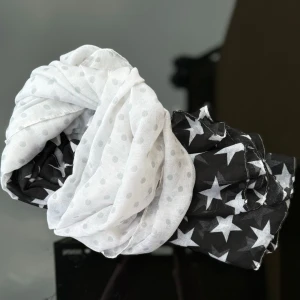 Svart och vit halsduk med stjärnor och prickar - Säljer en cool halsduk / sjal med ett unikt mönster. Både med svart med vita stjärnor och vit med små prickar. Perfekt för att ge din outfit en extra touch! Luftig och lätt. Passar bra till både alla årstider. Hämtas på Hägerstensåsen eller ök 🖤