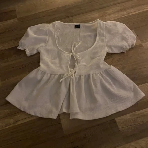 Vit blus - Storlek xxs Från Gina Tricot  Aldrig använd  För att den var för liten för mig  Är som helt ny