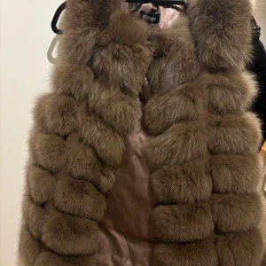 Äkta pälsväst  - Äkta pälsväst i storlek M, oanvänd. Finns i Stockholm, kan fraktas. 