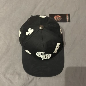 Svart Chrome Hearts keps - Säljer kepsen eftersom den är för liten för mig. Men den e snapback så det går att justera storleken lätt. Bara testat