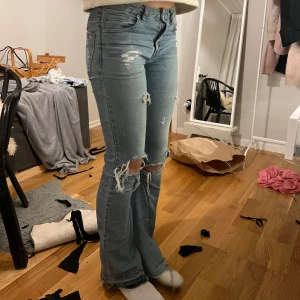 Lågmidjade ljusblå jeans - Har sytt utsvängda själv, såå coola