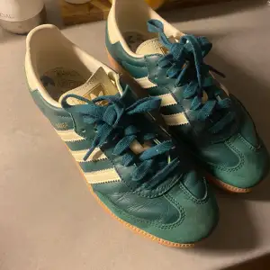 Nästintill oanvända adidas samba i grönt, storlek 39 1/3! Super coola men kommer inte till användning. Nypris 1300 och säljer för 800 💖