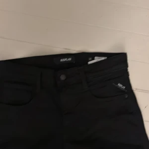 Svarta jeans från Replay - Säljer ett par svarta Replay Anbass jeans i storlek 29/32. De är i mycket bra skick och har en snygg slim passform. Perfekta för både vardag och fest! Jag säljer dem för att de är för stora för mig.🖤