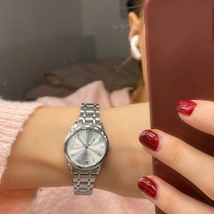 Silver klocka  - Snygg och stilren klocka från Regal i silverfärg. Den har en klassisk design med romerska siffror på urtavlan och ett metallarmband. Perfekt för både vardag och fest! Nypris 499kr säljs för 299 pågrund av att den har en liten repa på glaset som man kan se på andra bilden men syns inte tydligt🌟