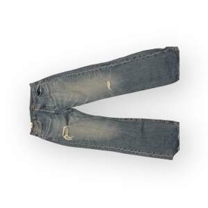 Levis jeans använda 2-3 gånger. Dom kom med hål som design!!! Så skick 10/10👍👍👍