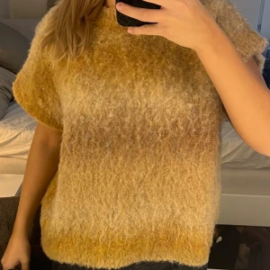 Gul fluffig tröja - Supermysig gul fluffig tröja som är perfekt för höst och vinter. Den har en loose passform och kortärmade ärmar, vilket gör den både bekväm och stilren. Perfekt för att hålla sig varm och snygg under kyliga dagar. 🧡