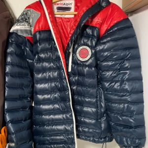 Marin alpin vinterjacka - Säljer denna Marin Alpin vinterjacka. Storlek S men den är lite för liten för mig. Den är i ett använt skick men inget som påverkar. Skriv vid funderingar