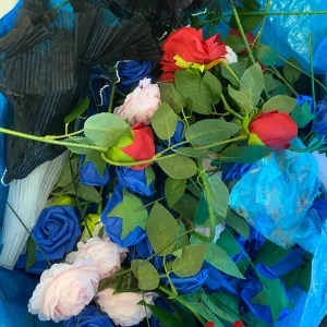 Lite nybörjar saker för er som vill köra på ett blombukett företag eller bara vill ha detta hemma och testa med. - Allting är nytt från Shein köpt för 2300kr men säljer för 200kr( priset kan diskuteras) Många blommor i färgerna Blå, rosa, vit, och röd och många dekorationer. Finns flera bilder om ni är intresserade skriv privat. Man får med gant påse med dekor.