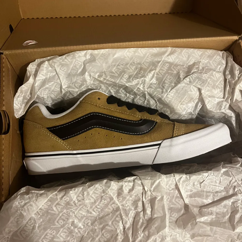 Vans knu skool  Storlek 43  Ny skick  . Skor.