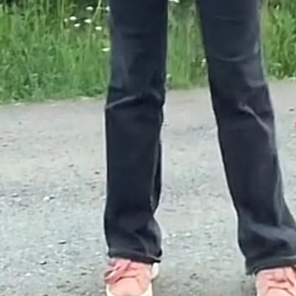 Säljer ett par svarta jeansbyxor i bra skick. De har en bootcut passform med ganska hög midja perfekt för folk som är lite längre. Byxorna är bekväma och stilrena, vilket gör dem till ett måste i garderoben. Passar till allt från t-shirts till skjortor.. Jeans & Byxor.