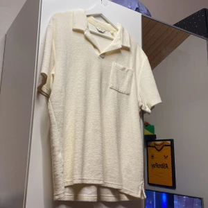 Piké skjorta   - East West frotté piké i storlek L. Bra skick förutom märke vid nacken, inte använd jättemycket 