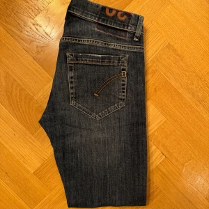 Dondup George Jeans - Blå Dondup George Jeans i toppskick Storlek: 30 Mått: 92cm långa, 36cm midja (sida till sida)