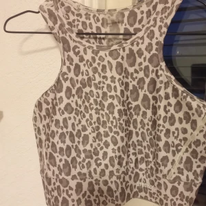 Stronger tränings topp  - Säljer en tränings topp från stronger i strl L, använd en gång så den är som ny! Säljer den för 80kr + frakt! 