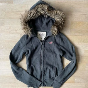 Vintage hollister hoodie med päls - Frakt elr möts upp. Har använt gammla bilder för det är samma huvtröja, denna är dock i storlek s! Spegeln är smutsig, inte tröjan :)