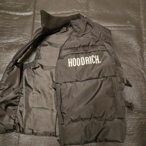 Hoodrichväst - Storlek M skicka bud knappt använd gummit på drakedjan gått av lite annars inga fel 